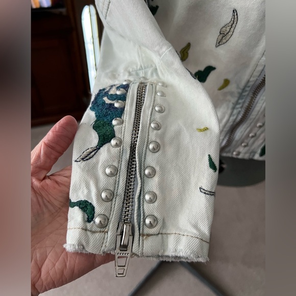 BLANK NYC S Embroidered Floral Flower Denim Jacket Easter Valentines Day - Picture 6 of 10